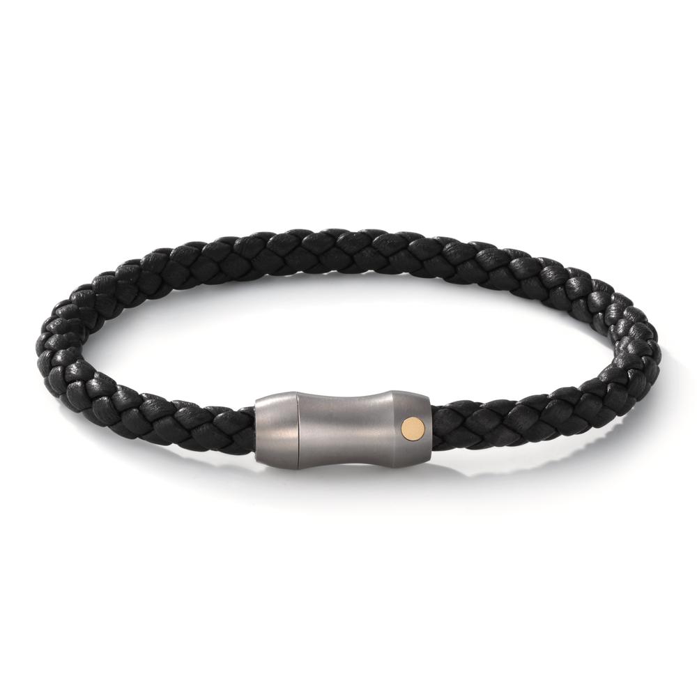 Armband Mit diesem TX Armband begleitet dich ein klares, ruhiges Design durch den Alltag. Titan bringt Stabilität in die Gestaltung, während das matte Inlay aus 18 Karat Gelbgold eine warme Nuance setzt, die sich selbstverständlich einfügt. Das feine italienische Leder schmiegt sich angenehm an das Handgelenk und gibt dem Stück seine natürliche Bewegung. Der integrierte TeNo Safe Lock sorgt für sicheren Halt und präzisen Sitz. Für dich selbst oder als Geschenk. Mit TeNo Black Box und internationaler Garantie. 60297/211/000/7201