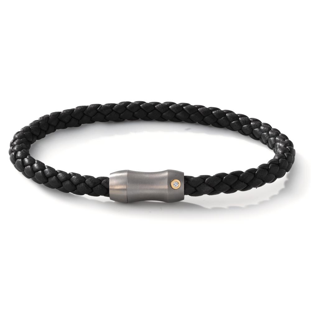 Armband Dieses TX Armband setzt ein klares Statement und ist ein unaufdringlicher Begleiter für jeden Tag. Ein Diamant im Titan-Element bringt ein bewusst gesetztes Funkeln in die klare Linie – dezent, aber mit spürbarer Präsenz. Das feine italienische Leder liegt angenehm am Handgelenk und bleibt dabei leicht und hautfreundlich. Gesichert durch das TeNo Safe Lock System entsteht eine zuverlässige Verbindung von Technik und Stil. Für dich oder als bewusst gewähltes Geschenk. Mit TeNo Black Box und internationalem Zertifikat. 60297/211/002/7201