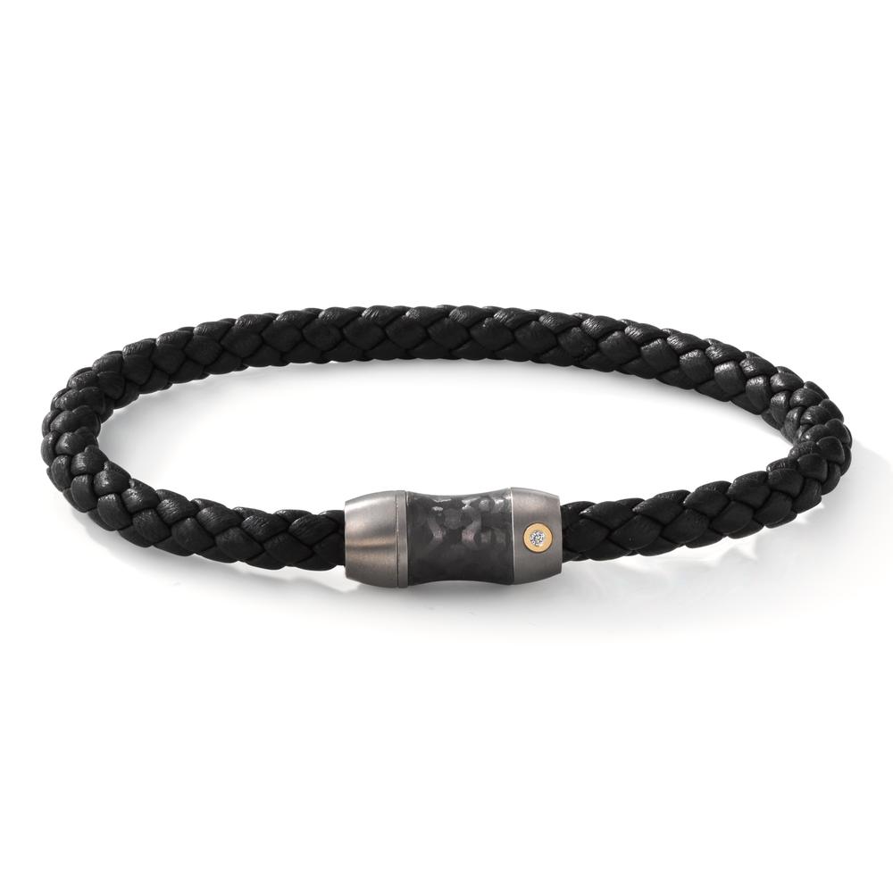 Armband Dieses TX Armband verbindet moderne Eleganz mit einer klaren Formsprache für deinen persönlichen Stil. Im matten Goldinlay sitzt ein Diamant, dessen Funkeln der ruhigen Gestaltung eine feine, selbstbewusste Spannung verleiht. Titan sorgt für Stabilität, während das feine italienische Leder das Handgelenk präzise umschließt. Sicher gehalten durch das TeNo Safe Lock System entsteht ein ausbalanciertes Zusammenspiel von Material und Funktion. Für dich selbst oder für einen besonderen Anlass. Mit TeNo Black Box und internationalem Zertifikat. 60298/211/002/7251