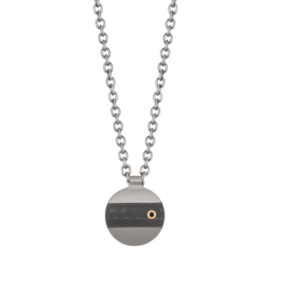 Collier Diese TX Halskette bündelt Carbon, Titan und 18 Karat Gelbgold in einem markanten Design. Ein schwarzer Diamant im Gold-Inlay setzt dabei einen dunklen Akzent auf der matten Oberfläche. Die Titan-Ankerkette ist äußerst robust und trägt sich gleichzeitig so leicht, dass ein erstklassiger Komfort von morgens bis abends garantiert ist. Ein starkes Schmuckstück, das dein persönliches Styling sicher abrundet. Mit TeNo Black Box und Garantie-Zertifikat. 70431/502/228/7251