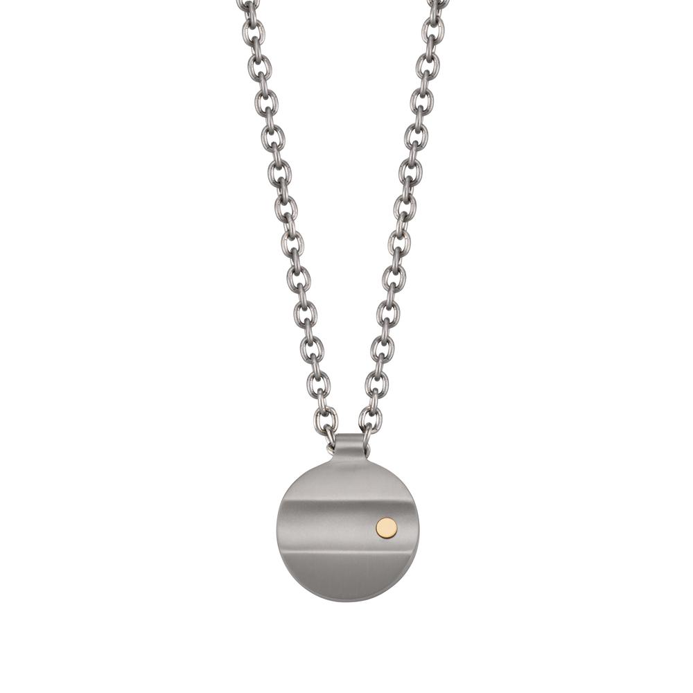 Collier Matt gebürstetes Titan trifft bei dieser TX Halskette auf einen edlen Akzent aus 18 Karat Gelbgold. Das runde Design setzt auf ruhige Souveränität und maximale Reduktion. Die solide Titan-Ankerkette trägt sich extrem leicht und garantiert erstklassigen Komfort im Alltag. Ein Premium-Schmuckstück mit klarer Aussage für dein Outfit. Mit TeNo Black Box und Garantie-Zertifikat. 70434/552/000/7201
