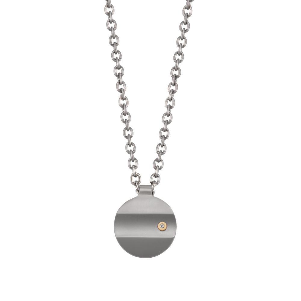 Collier Ein präziser Lichtpunkt auf matter Silhouette bestimmt den Look dieser exklusiven TX Halskette. Der funkelnde Diamant im Gold-Inlay gibt der Form eine wertvolle Substanz und eine edle Ausstrahlung. Die leichte Ankerkette sorgt für ein unbeschwertes Tragegefühl und macht das Styling unkompliziert. Ein modernes Statement mit exklusivem Finish und erstklassiger Qualität. Mit TeNo Black Box und Garantie-Zertifikat. 70434/502/002/7201