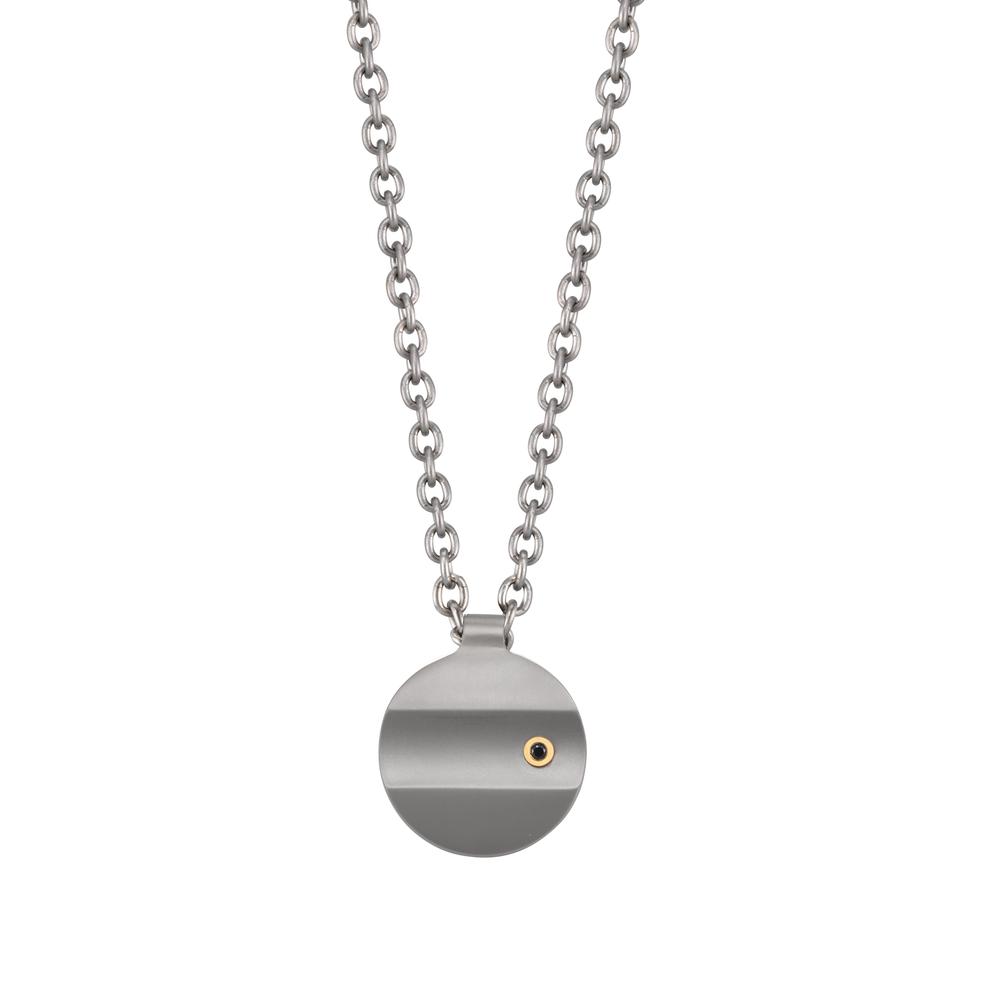 Collier Mattes Titan, Gold und ein schwarzer Diamant prägen den starken Kontrast dieser TX Halskette. Der dunkle Stein verleiht dem Anhänger Tiefe und einen markanten Charakter. Die Kombination aus solider Kette und federleichtem Titan sichert dauerhaft hohen Tragekomfort bei voller Festigkeit. Ein ausdrucksstarker Look für ein stilsicheres Auftreten. Mit TeNo Black Box und Garantie-Zertifikat. 70434/502/228/7201