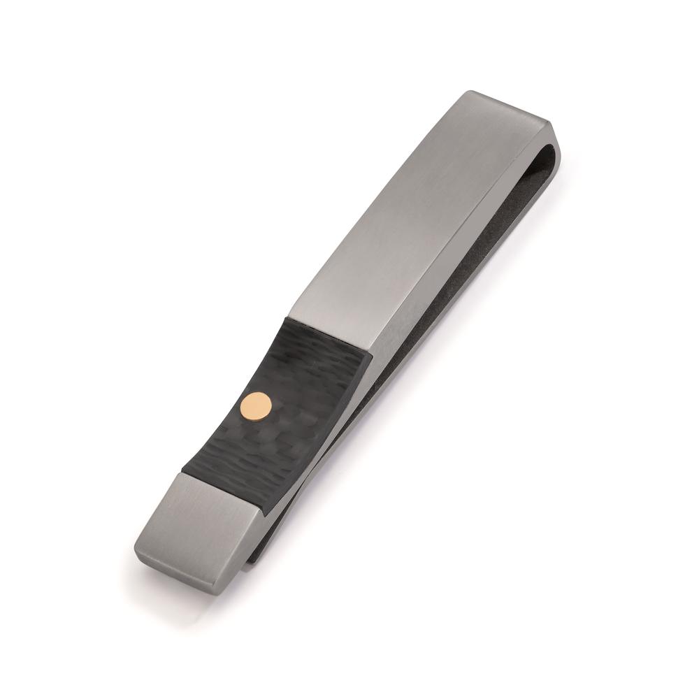 Krawattenhalter Dieser TX Krawattenhalter vervollständigt deinen Look mit technischer Präzision. Das Zusammenspiel von tiefschwarzem Carbon und mattem Titan verleiht dem Accessoire eine markante Optik, während das Inlay aus 18 Karat Gelbgold einen edlen Akzent setzt. Die robuste Titan-Konstruktion sorgt für dauerhafte Spannung und perfekten Sitz an der Krawatte. Ein souveränes Detail für den Business-Alltag. Mit TeNo Black Box und Garantie-Zertifikat. 81247/002/000/7251