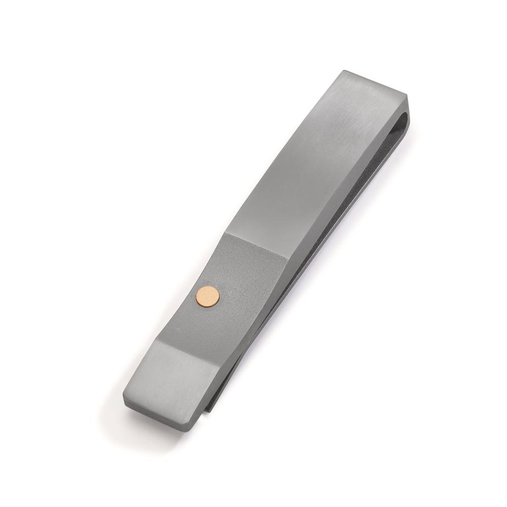 Krawattenhalter Dieser TX Krawattenhalter setzt auf klare Linien und wertige Kontraste. Mattiertes Titan bildet die stabile Basis, in die ein Inlay aus 18 Karat Gelbgold präzise eingefasst ist. Das reduzierte Design sorgt für eine ruhige Präsenz und hält die Krawatte durch die hohe Spannkraft des Materials zuverlässig in Position. Ein unverzichtbares Accessoire für einen souveränen, modernen Auftritt. Mit TeNo Black Box und Garantie-Zertifikat. 81248/002/000/7201