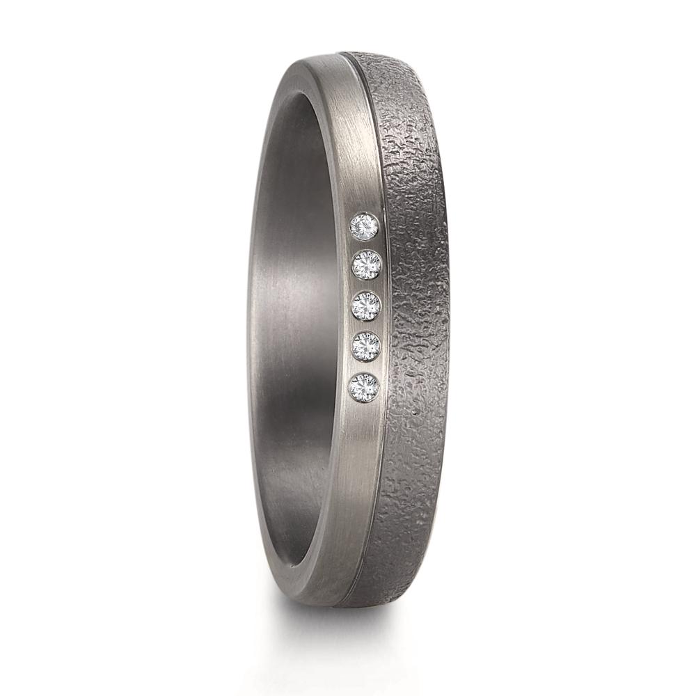 Partnerring Moderner Herren-Partnerring aus 999 Tantal und 500 Palladium, veredelt mit fünf funkelnden Diamanten. Stilvoller Materialmix mit matter und strukturierter Oberfläche für ein markantes Design. Perfekt für besondere Momente und edle Alltagsbegleiter. 59767/005/144/XU00
